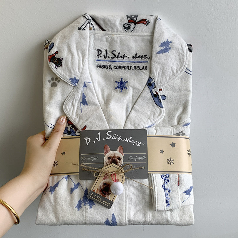 Sciare su uno sfondo bianco