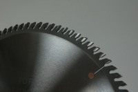 Lame de scie circulaire professionnelle à coupe fine pour le bois, efficacité améliorée, précision esthétique, lame de scie de table OEM 300mm 96T