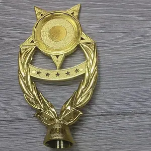 Ouro estatueta segurar estrela escudos e troféu para lembrança