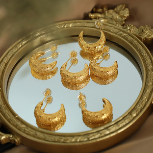 Pendientes con forma de C en forma de media luna, chapados en oro de 18 quilates, joyería de moda de acero y titanio para mujer, diseño elegante de luna EH29 - Product Image 1