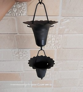 Chaîne de pluie décorative en aluminium noir martelé pour gouttière de jardin et drainage de l'eau - Product Image 1