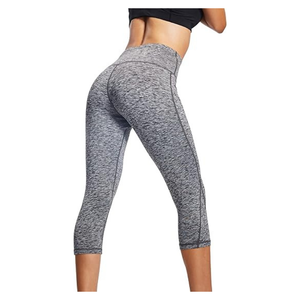 Leggings d'entraînement Capri personnalisés pour femmes | Pantalon de yoga extensible taille haute avec poches latérales et tissu évacuant l'humidité - Product Image 2