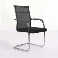 Chaise de bureau visiteur cantilever en maille respirante avec base chromée et accoudoirs fixes, idéale pour les salles de conférence, les bureaux d'attente et le télétravail