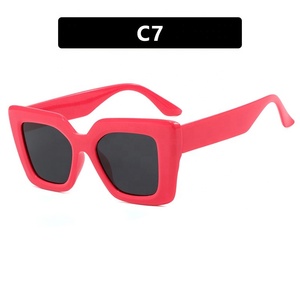 Directo de fábrica, barato, al por mayor, moda para mujer, tendencia baja MOQ personalizar Logo, gafas de sol con montura cuadrada negra para fiesta de boda - Product Image 3