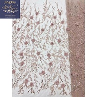 Tissu brodé avec appliques florales 3D bleu marine et motifs de sequins sur maille nude pour la confection de robes de mariée et de soirée - Vente en gros