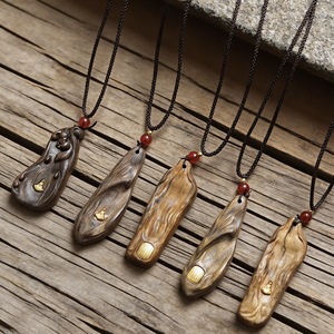 Colgante de Agarwood con Placa Tallada 'No-Problem', Incrustación de Escritura Budista Sánscrita de Cinco Líneas, Estilo Antiguo, Precio Especial - Product Image 1