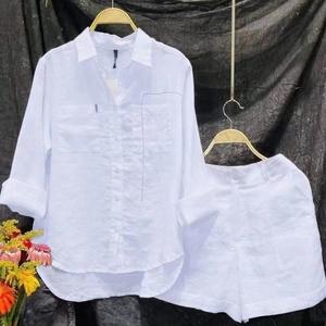 Completo Due Pezzi Casual da Donna 2024 in Cotone e <span class=keywords><strong>Lino</strong></span> a Tinta Unita <span class=keywords><strong>con</strong></span> <span class=keywords><strong>Camicia</strong></span> a Maniche Lunghe e Pantaloncini Corti Estivo All'Ingrosso - Product Image 1
