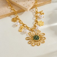 Collier Charme Jardin Fantaisiste en Acier Inoxydable Plaqué Or PVD 18K avec Perles Marguerites et Breloques Cage à Oiseaux pour un Style Quotidien Ludique