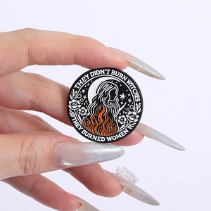La femminista della strega divertente cita le spille dello smalto che Dio proibisca che le donne abbiano hobby che hanno bruciato le spille fashionspille spille - Product Image 4