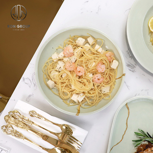 Assiettes creuses en céramique verte élégantes, <span class=keywords><strong>vaisselle</strong></span> polyvalente pour servir des pâtes au restaurant, des repas gastronomiques <span class=keywords><strong>à</strong></span> la maison, des événements de traiteur - Product Image 3