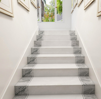 Carreaux de sol et marches d'escalier en porcelaine effet marbre Carrara brillant pleine masse, aspect marbre de Foshan, carreaux de marches en céramique blanc Carrara