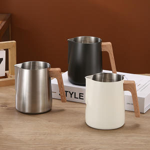 <span class=keywords><strong>Pichet</strong></span> à mousse de lait en acier inoxydable 304 avec échelle de mesure, poignée en bois pour l'art du latte, le cappuccino, l'utilisation à domicile et au café - Product Image 1