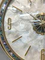 Horloge murale de style antique avec pendule en métal et coquille de nacre et d'ormeau, idéale pour la décoration de villa