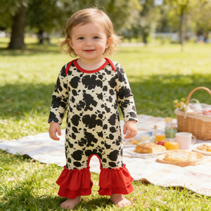 En stock: Pelele de manga larga de seda de leche con estampado de vaca y volantes rojos para bebé, con broches, de fabricantes de ropa para niños pequeños. - Product Image 1