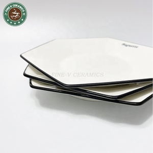 Quantité personnalisée blanc vert octogone hexagone trovirens porcelaine plat assiettes en céramique avec bordure dorée pour Restaurant - Product Image 4