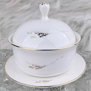 Pot à ragoût individuel en porcelaine fine, bol à soupe couvert avec bordure dorée fine à motif floral et soucoupe assortie pour la restauration hôtelière - Product Image 1