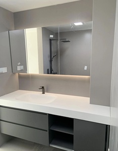 Armoire <span class=keywords><strong>de</strong></span> <span class=keywords><strong>salle</strong></span> <span class=keywords><strong>de</strong></span> <span class=keywords><strong>bain</strong></span> grise avec un comptoir en pierre blanche intégré, un lavabo intégré, un miroir avec armoire intégrée et une bande lumineuse cachée - Product Image 5