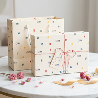 Boîte cadeau rectangulaire personnalisable multi-tailles en papier rigide recyclé avec finition brillante et gaufrage, motif dessin animé minimaliste