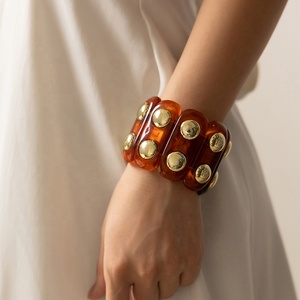 Brazalete Elástico de Acrílico Moderno y Grande para Mujer, Brazalete de Resina con Detalles de Tachuelas Doradas, Brazalete Audaz para Fiestas y Uso Diario - Product Image 5