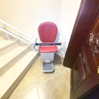 Monte-escalier électrique personnalisé à rail courbé pour un déplacement fluide, certifié CE, adapté aux structures d'escaliers complexes dans les foyers.