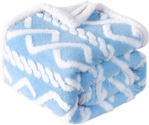 Couverture polaire Sherpa avec motif en tricot tressé pour scénario polyvalent flou doux épais thermique personnalisé couverture de jet bleu - Product Image 1