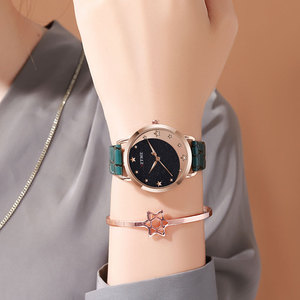 Montre pour femme en or rose, cadran ciel étoilé, bracelet en cuir gaufré croco bordeaux, montre-bracelet à quartz tendance - Product Image 6