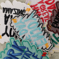 Patch brodé fait main thermocollant en forme de cœur ou de fleur en tissu chenille PVC pour sacs et chapeaux