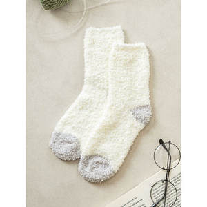 "Chaussettes de cheville chaudes d'hiver en maille pour filles florales blanches Taille unique Respirant Marque Monfoot" - Product Image 1