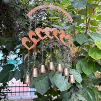 Carillon éolien en métal OEM, finition rouille, avec motif croissant ajouré et étoiles à cinq branches, 6 clochettes en laiton antique, pour centre de jardin