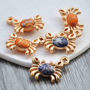Pendentif crabe en brocart Song de style chinois fait main, en alliage de zinc, double face, orange et bleu, bijou à thème animalier, cadeau - Product Image 1