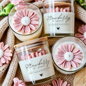 Bougie parfumée florale artisanale à la fraise et à la crème, en cire de soja, dans un bocal en verre, style bohème, décoration d'intérieur, cadeau pour la Saint-Valentin - Product Image 2