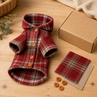Manteau d'hiver rembourré à carreaux rouges pour chien, confortable et décoratif, avec capuche, boutons en bois, design vintage mignon, chaud