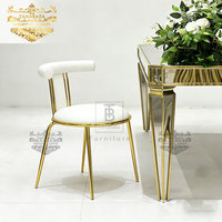 Chaises de mariage de luxe en acier inoxydable durable, blanches, au design moderne et avec coussin moelleux, pour hôtels, salles à manger et salons.