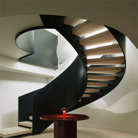 Escalier intérieur en colimaçon moderne de luxe avec cadre en acier Garde-corps en verre incurvé Marches en bois massif pour appartements Duplex Villa