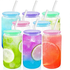 Set <span class=keywords><strong>di</strong></span> 8 bicchieri in vetro da 470 ml con coperchi e cannucce, a forma <span class=keywords><strong>di</strong></span> lattina, per caffè freddo, frullati, bibite, bubble tea, birra - Idea regalo - Product Image 1