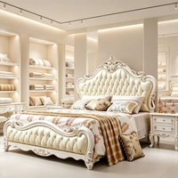 Lit King Size en Bois Sculpté à la Main Style Rococo Antique avec Couronne Florale Dorée et Revêtement en Cuir Crème pour la Maison