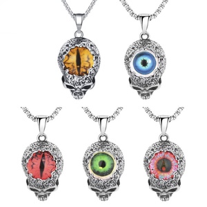 Collar Vikingo de Acero de Titanio con un Ojo de Calavera Sinistro, un Accesorio de Cadena para Suéter Masculino, Genial y Elegante - Product Image 1