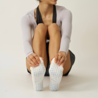 Chaussettes de yoga en tricot avec nœud, design ODM, antidérapantes, en coton écologique, pour femmes et jeunes, avec logo personnalisé sur le dessous, collection Printemps