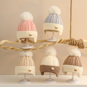 Chapeau d'hiver pour bébé de style coréen assorti aux couleurs, en laine <span class=keywords><strong>tricot</strong></span>ée, chaud, avec un pompon en fourrure, chapeau pour enfants - Product Image 1