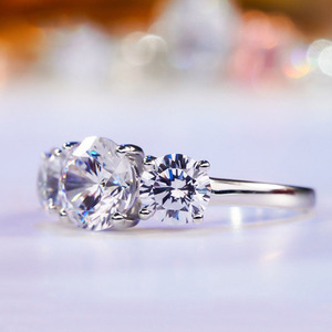 الأكثر مبيعًا خاتم خطوبة من الفضة الإسترلينية 8 من مويسانيتي 2 قيراط مجموع 4ct من ثلاثة أحجار - Product Image 6