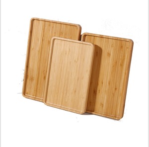 Bandeja de madera elegante y de alta demanda, hecha a mano con madera natural para servir comida y decorar la mesa del hogar, disponible para la venta. - Product Image 2