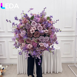Boule de fleurs artificielles de luxe LEDA pour décoration de mariage, 80 cm, centre de table en fleurs de soie violettes - Product Image 2
