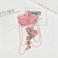 Applique florale brodée avec fleurs en tissu 3D, perles, strass et pompons pour robes de mariée et chapeaux