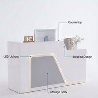 Comptoir de réception/caisse en bois au design géométrique moderne, couleur faiblement saturée, pour hôpitaux, hôtels, centres commerciaux – Mobilier de magasin créatif