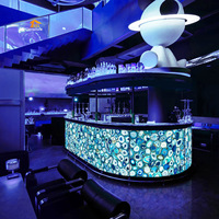Comptoir de bar extérieur rétroéclairé en pierre d'agate bleue translucide, design commercial illuminé