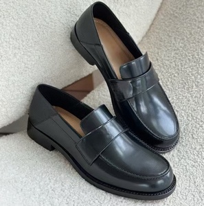 Mocasines personalizados para mujer. Acabado en cuero, cubierta de cuero pulido. Zapatos de cuero versátiles de estilo británico casual para uso diario - Product Image 1