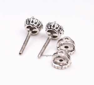 Boucles d'oreilles Halo |   Diamants de style bohème cultivés en laboratoire, taille brillant sel et poivre |   Paire de clous d'oreilles en or - Product Image 3