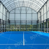 Toiture en PVDF très vendue, résistante aux intempéries, imperméable et anticorrosion, pour terrain de padel extérieur avec toit.