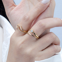 Minimaliste mer vague lumière luxe élégant mode Couple anneaux OEM ODM femmes bijoux mariage à la mode beaux cadeaux anneau fournisseur