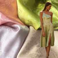 Tissu Jacquard Satiné Luxe à Motifs Floraux Subtils Pivoine 100% Polyester 100GSM Léger et Doux pour Jupes et Robes